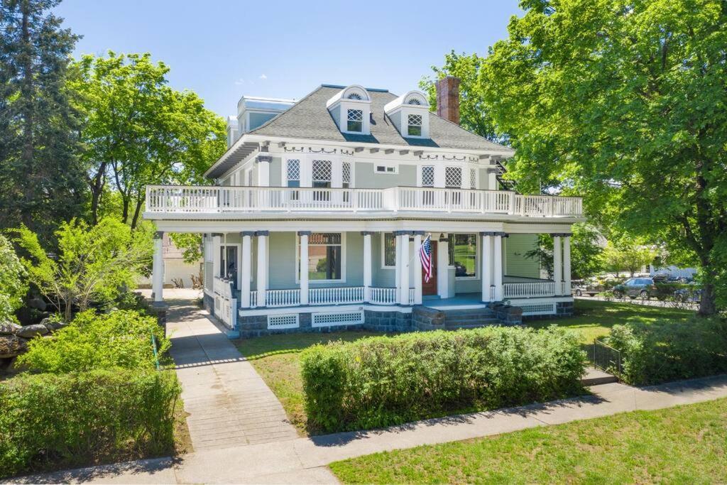 Entire 2nd And 3rd Level Of Spacious Historic Apartment *