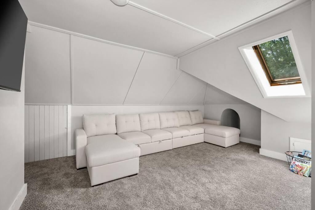 Entire 2nd And 3rd Level Of Spacious Historic *