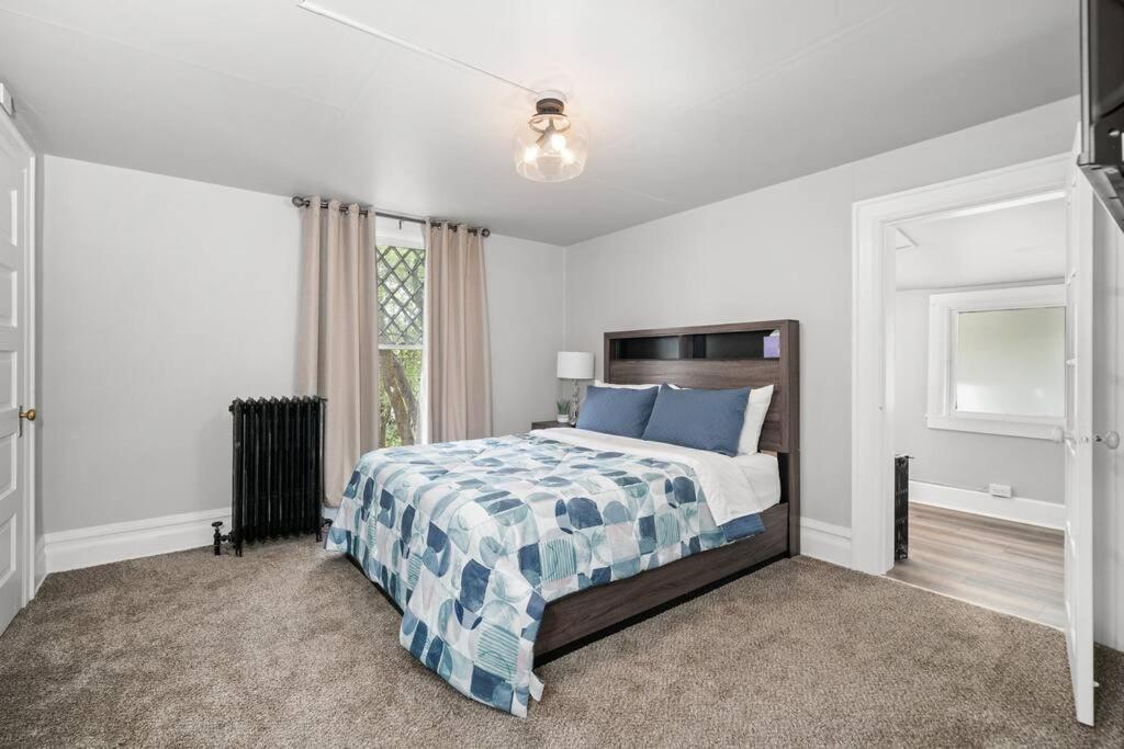 Entire 2nd And 3rd Level Of Spacious Historic Apartment
