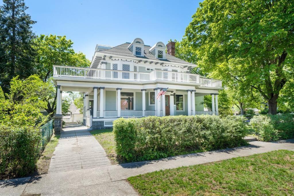 Entire 2nd And 3rd Level Of Spacious Historic Apartment *